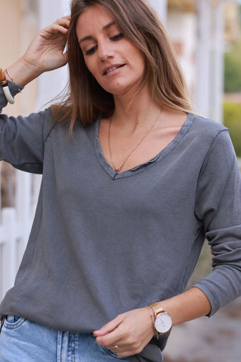 Tshirt gris délavé manches longues en coton col v finition franges