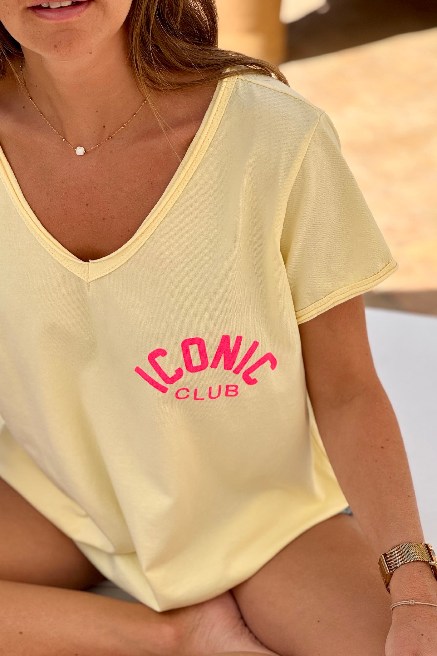 Tshirt jaune en coton stretch Iconic Club col v