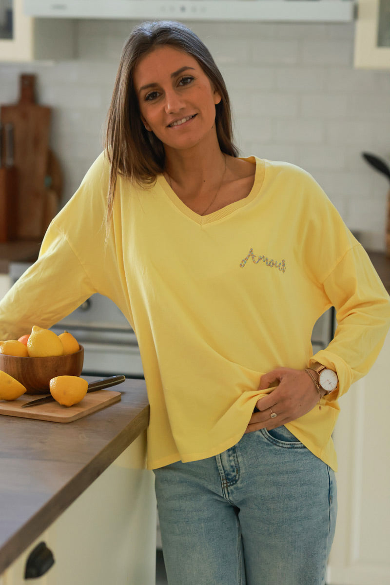 T-shirt jaune pastel en coton manches longues broderie Amour fils colorés col v