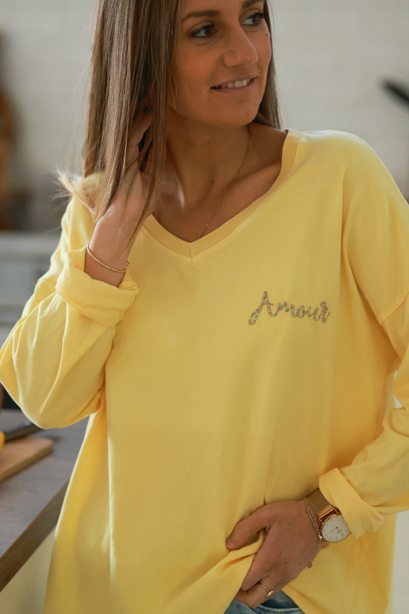 T-shirt jaune pastel en coton manches longues broderie Amour fils colorés col v