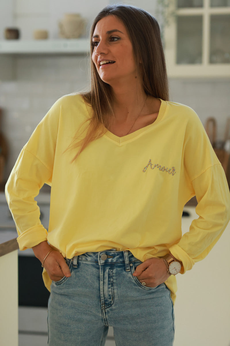 T-shirt jaune pastel en coton manches longues broderie Amour fils colorés col v