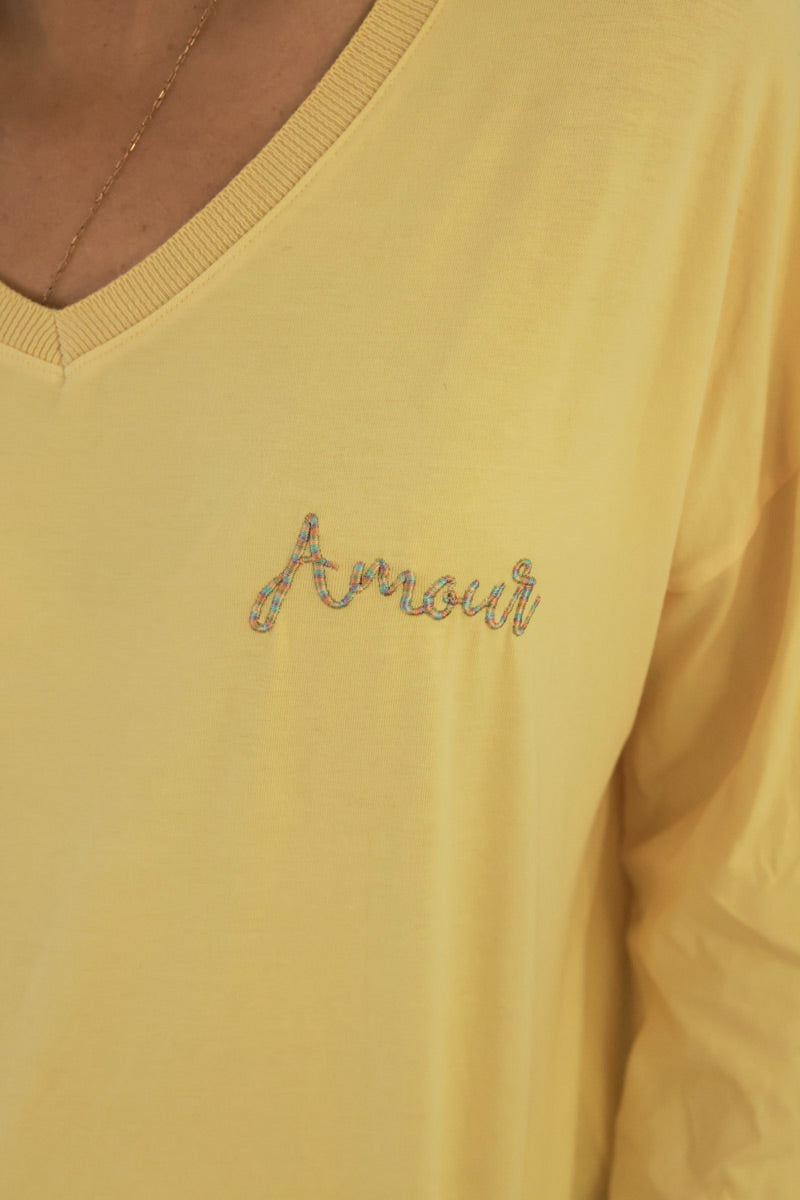 T-shirt jaune pastel en coton manches longues broderie Amour fils colorés col v