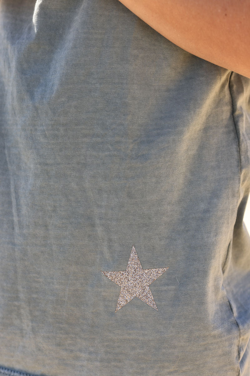 Camiseta de algodón caqui desteñida con cuello de pico y estrella dorada brillante en el bajo