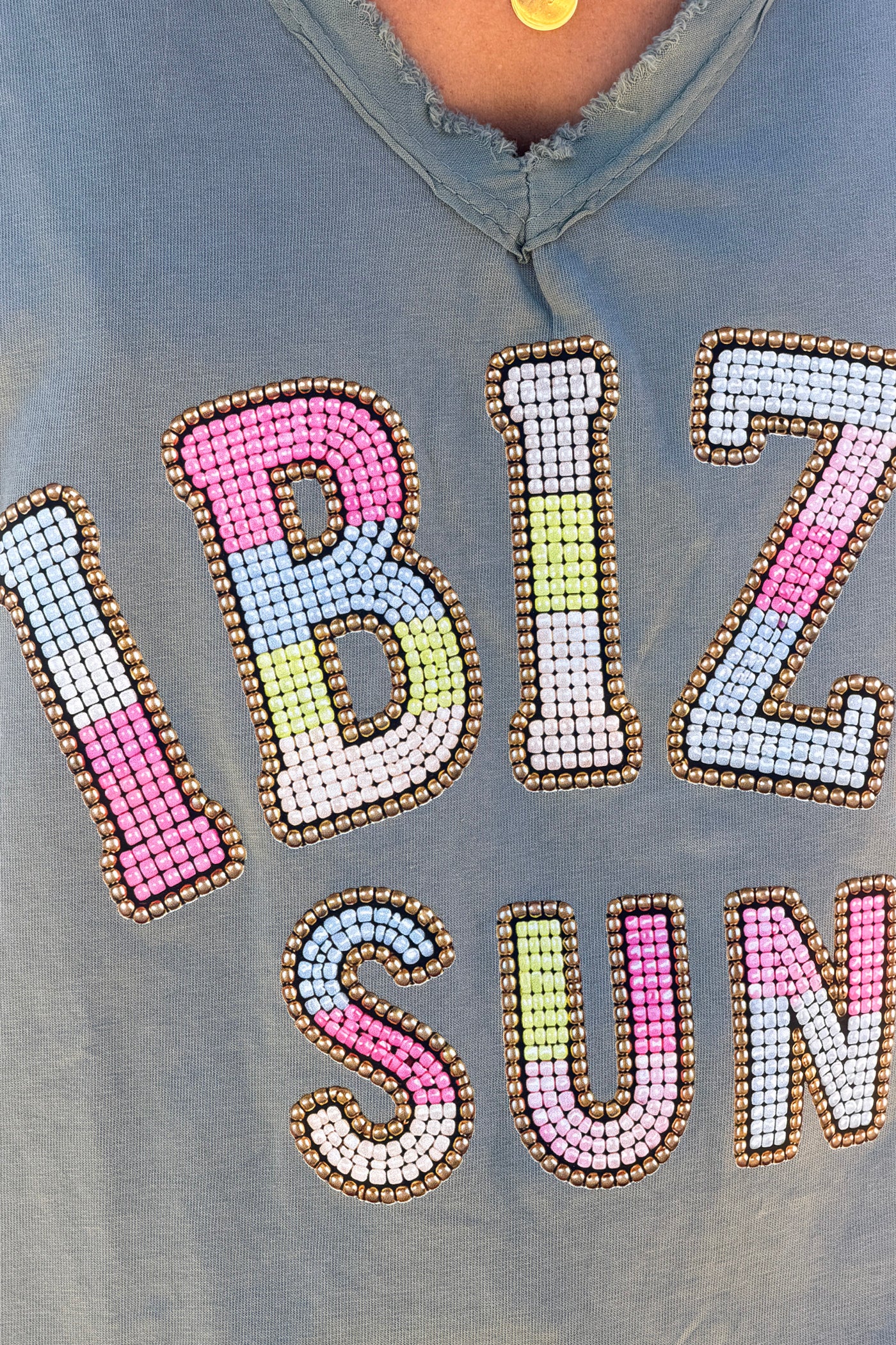 Tshirt kaki en coton imprimé Ibiza effet perles colorées col v franges