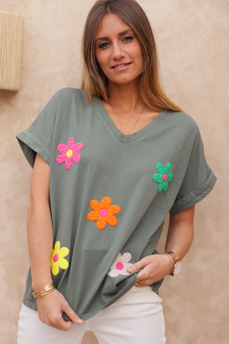 Camiseta caqui de algodón elástico con flores rizadas multicolores