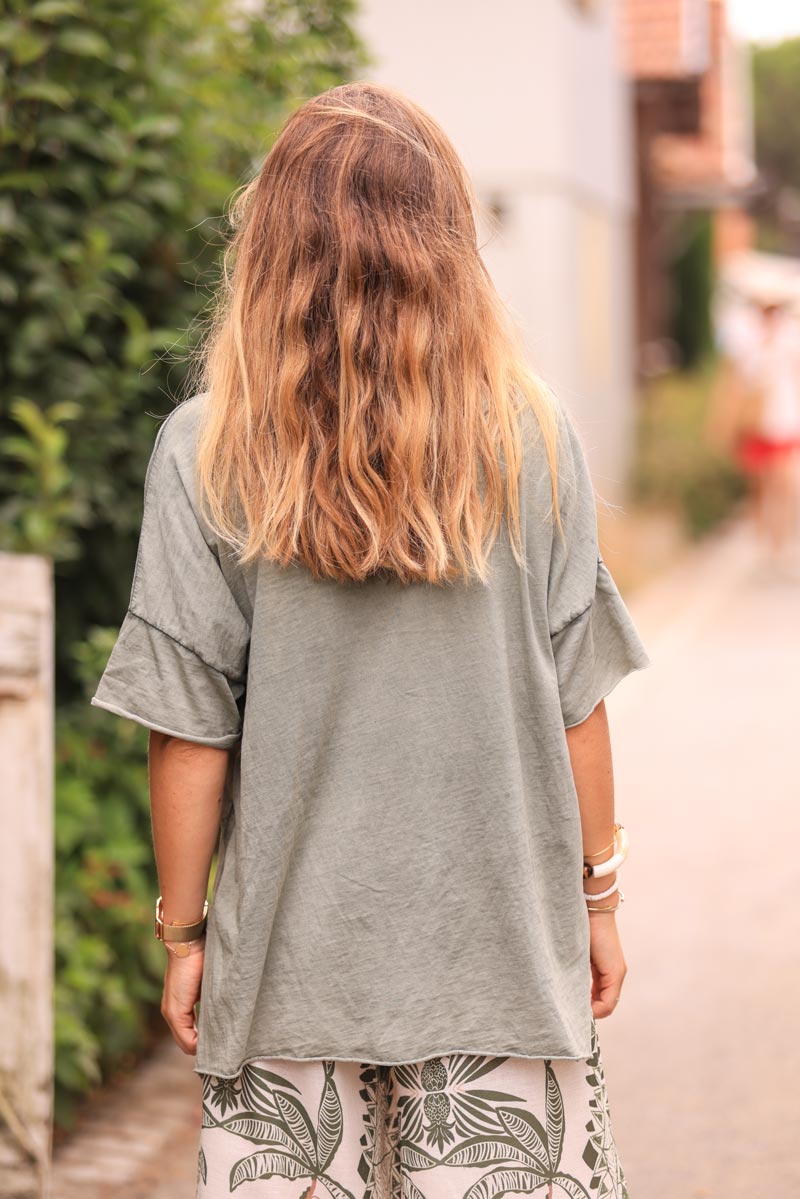 Khaki loose v-neck t-shirt with flowers in boucle