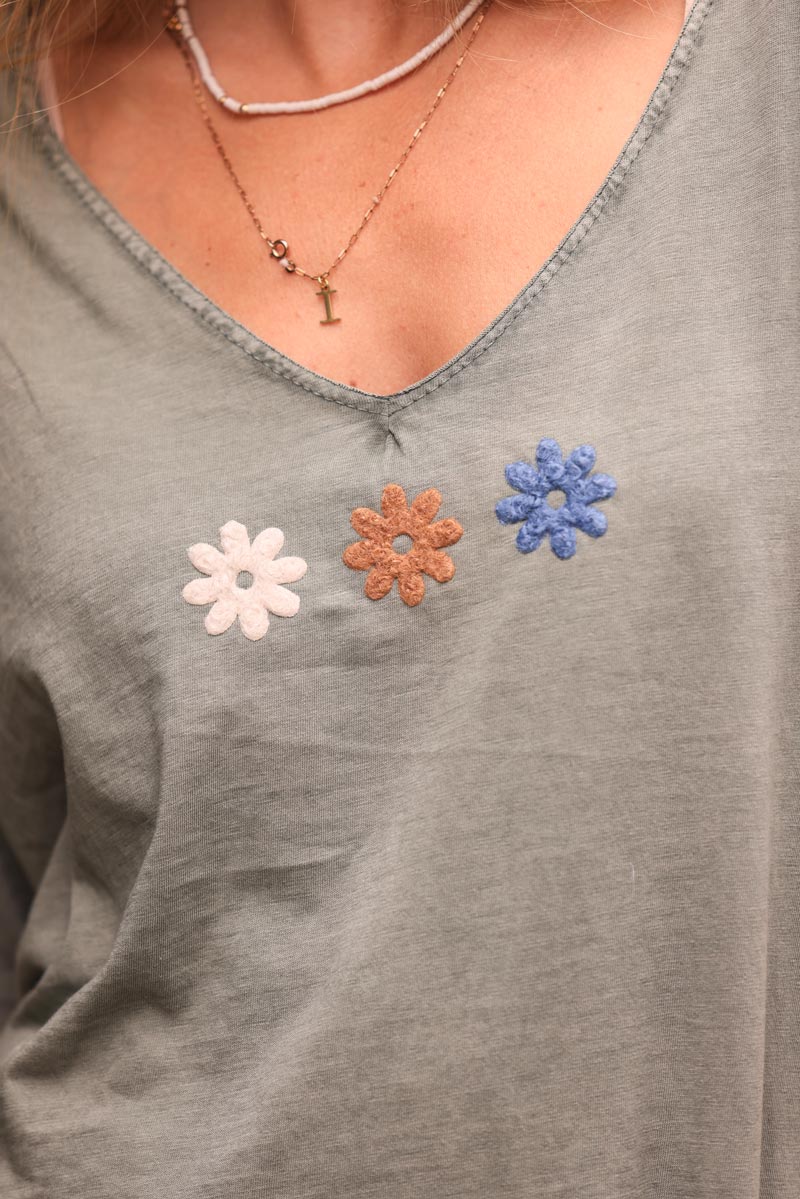 Khaki loose v-neck t-shirt with flowers in boucle