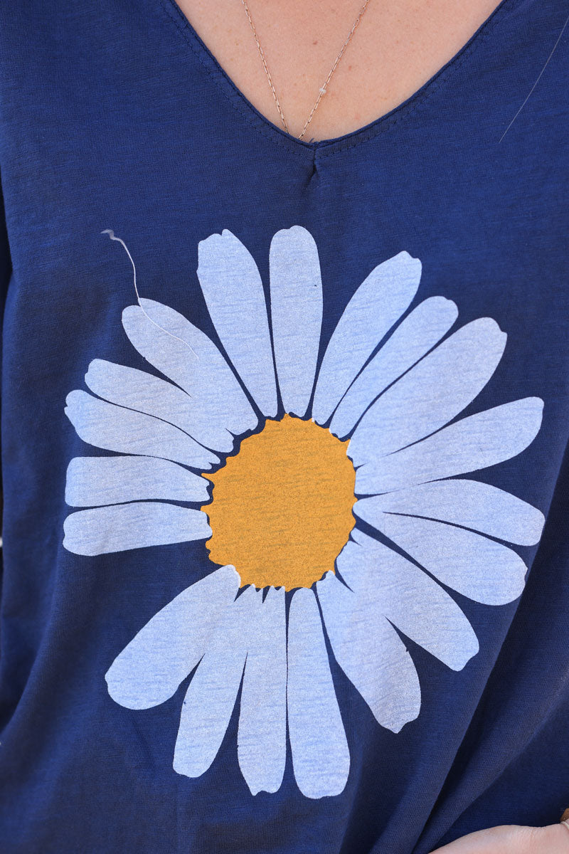 Camiseta grande de algodón azul marino con mangas holgadas y gran margarita