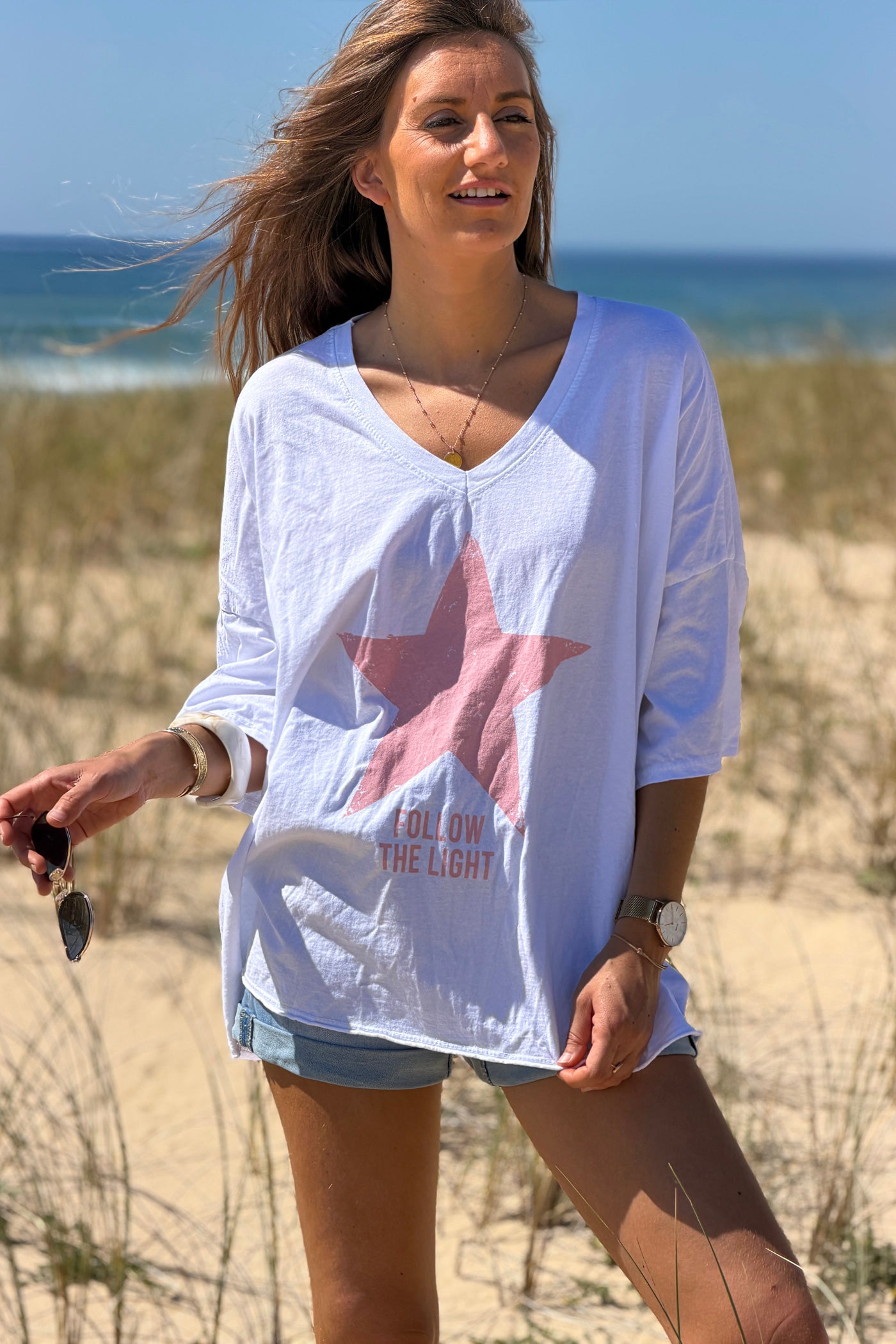 Tshirt large et loose blanc en coton étoile rose follow the light col v