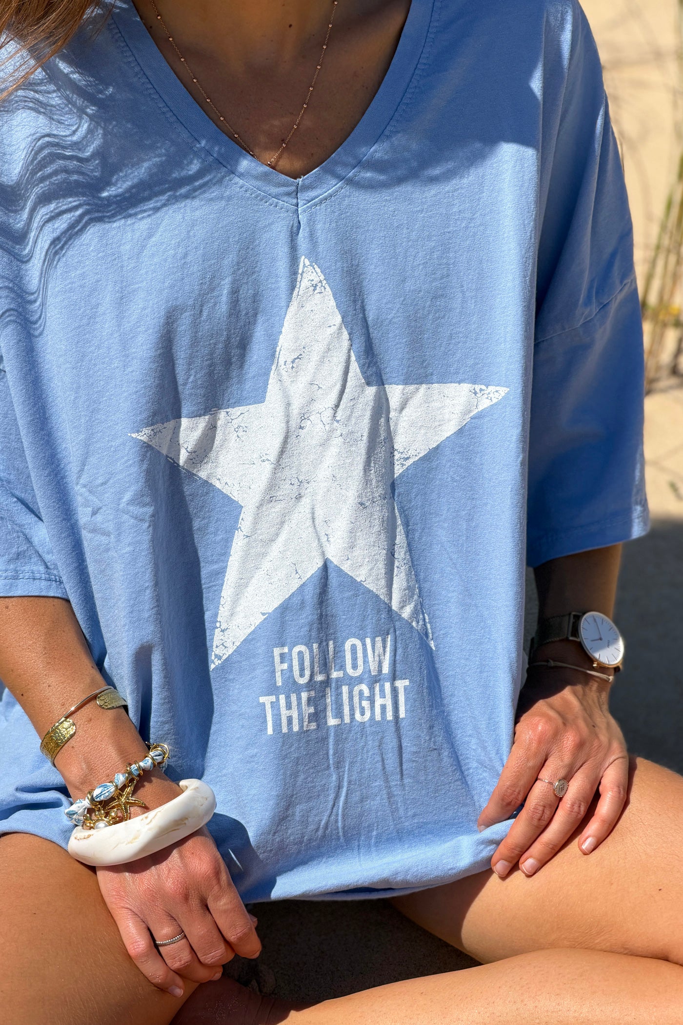 Tshirt large et loose bleu en coton étoile follow the light col v