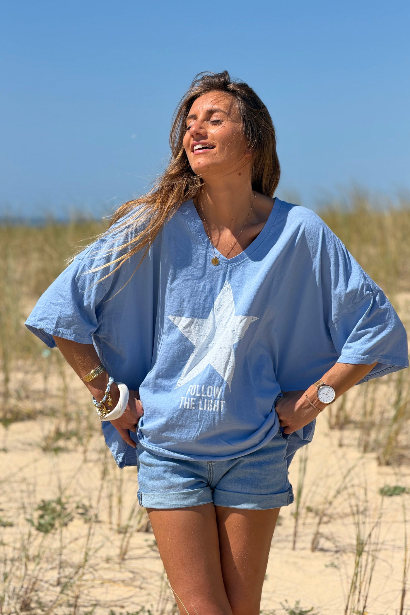 Tshirt large et loose bleu en coton étoile follow the light col v