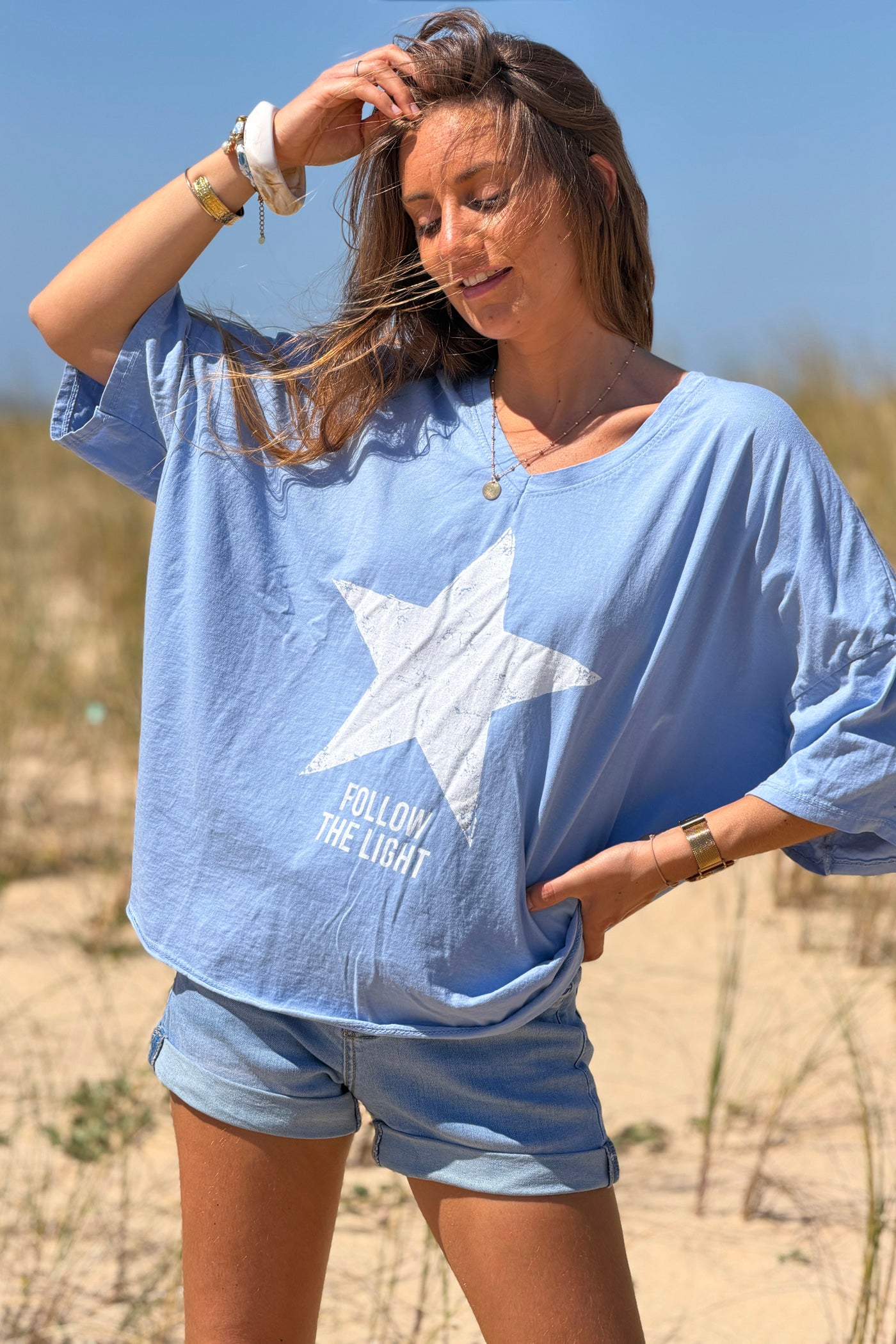 Tshirt large et loose bleu en coton étoile follow the light col v