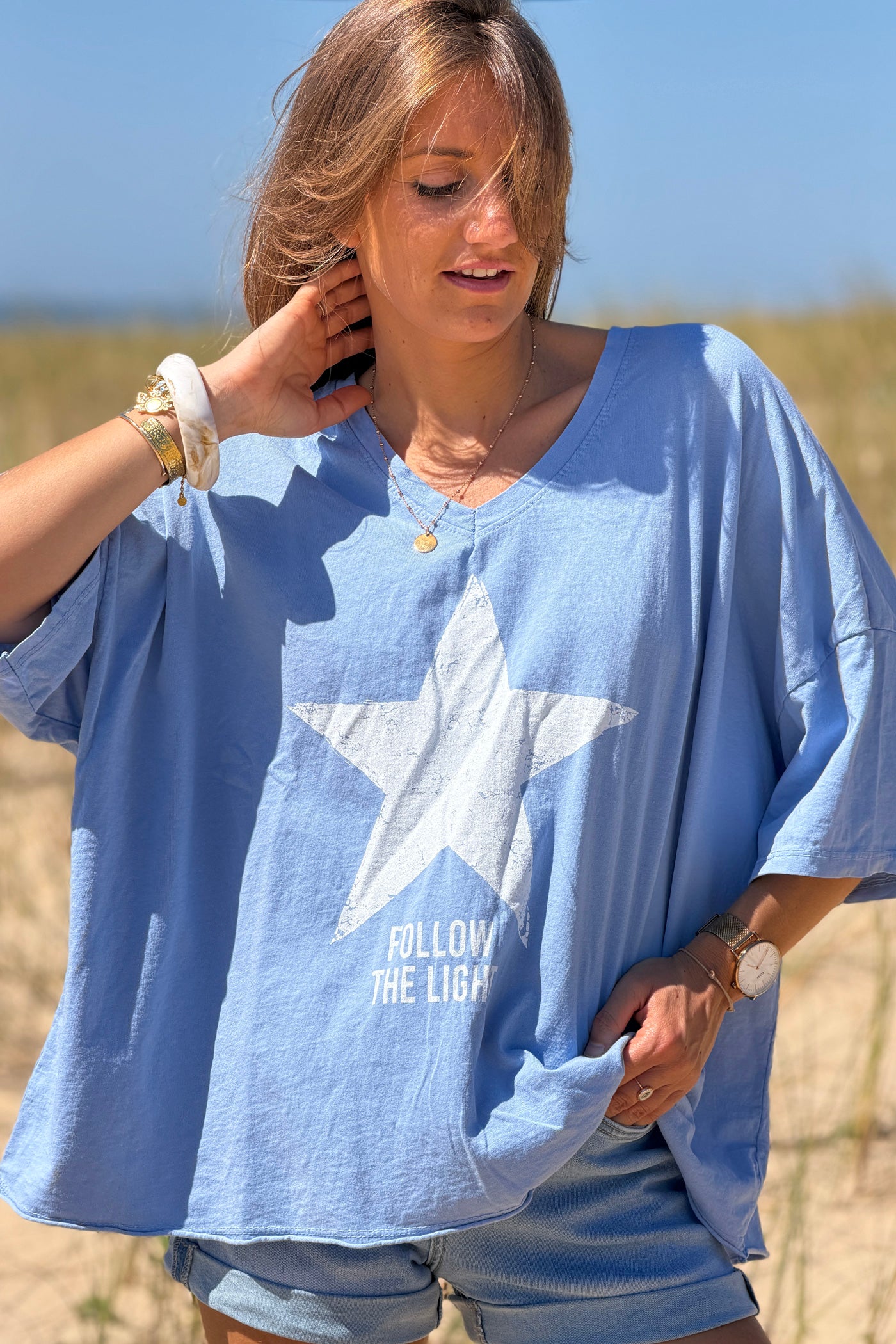 Tshirt large et loose bleu en coton étoile follow the light col v