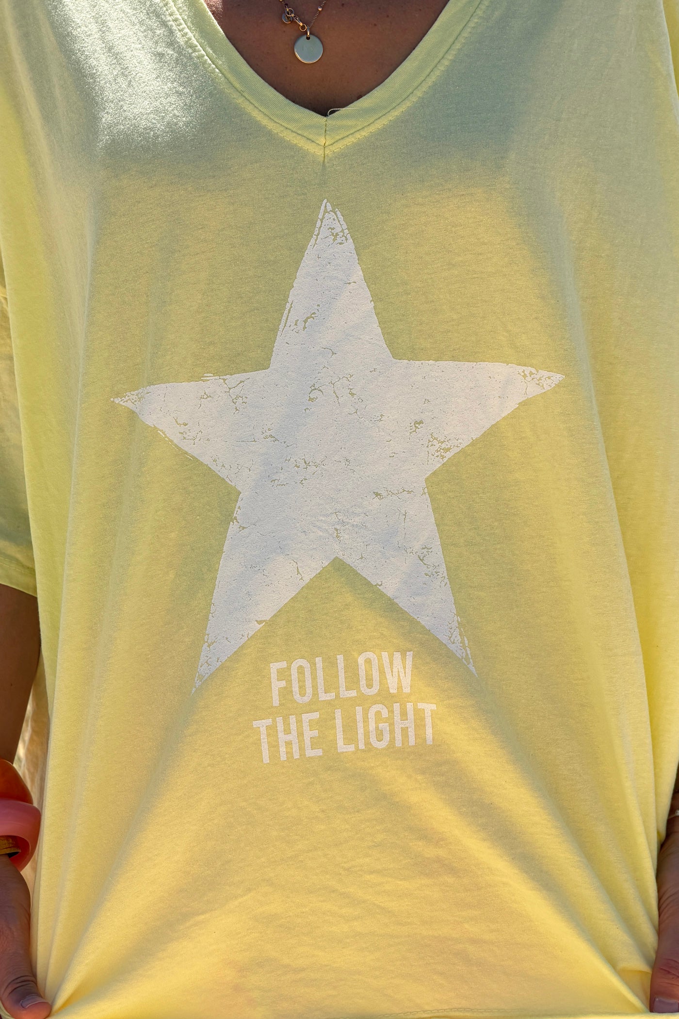 Tshirt large et loose jaune en coton étoile follow the light col v