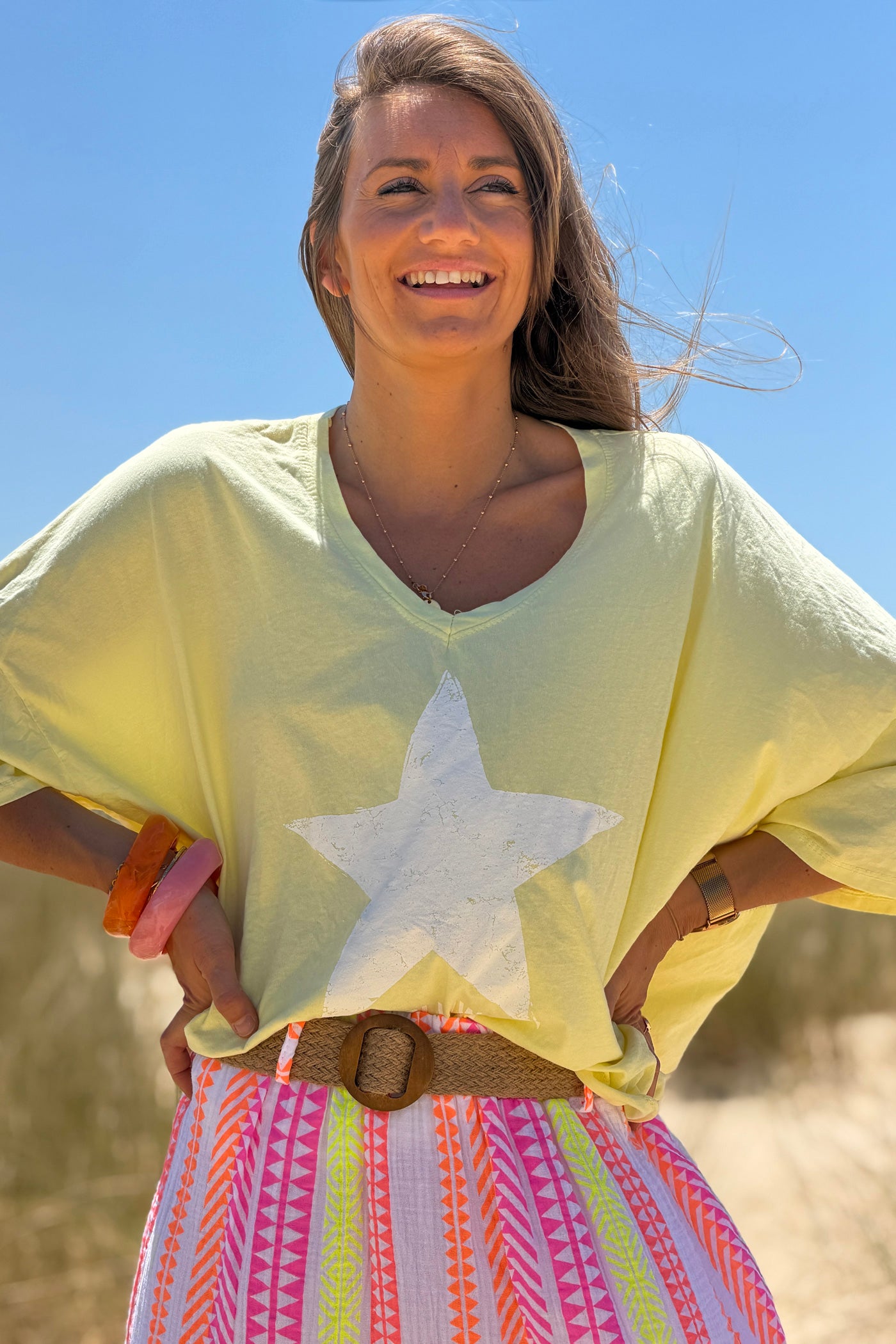 Tshirt large et loose jaune en coton étoile follow the light col v