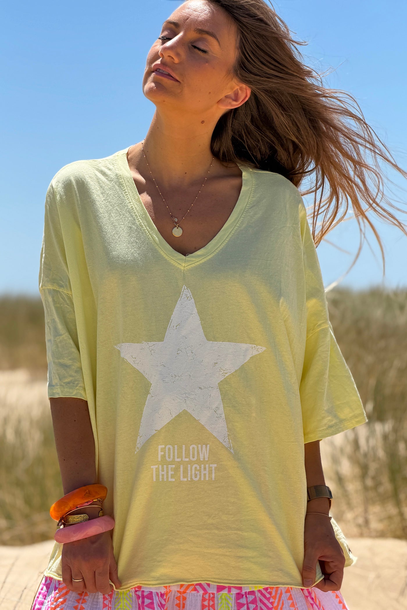 Tshirt large et loose jaune en coton étoile follow the light col v