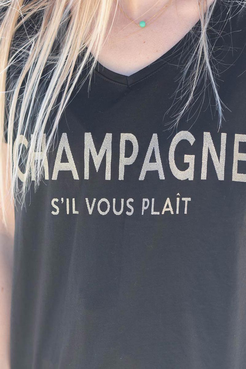 Camiseta negra cuello pico mensaje champagne please