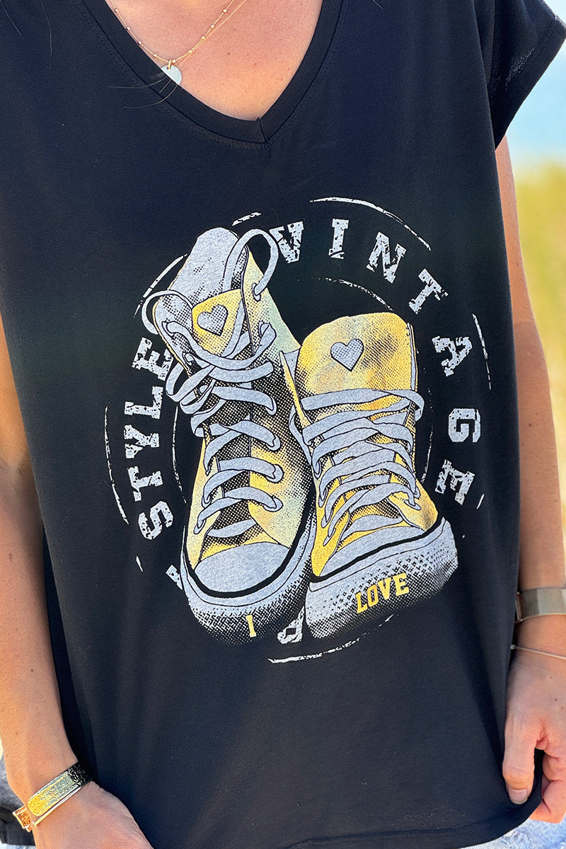 Tshirt noir en coton col v logo baskets dorées vintage