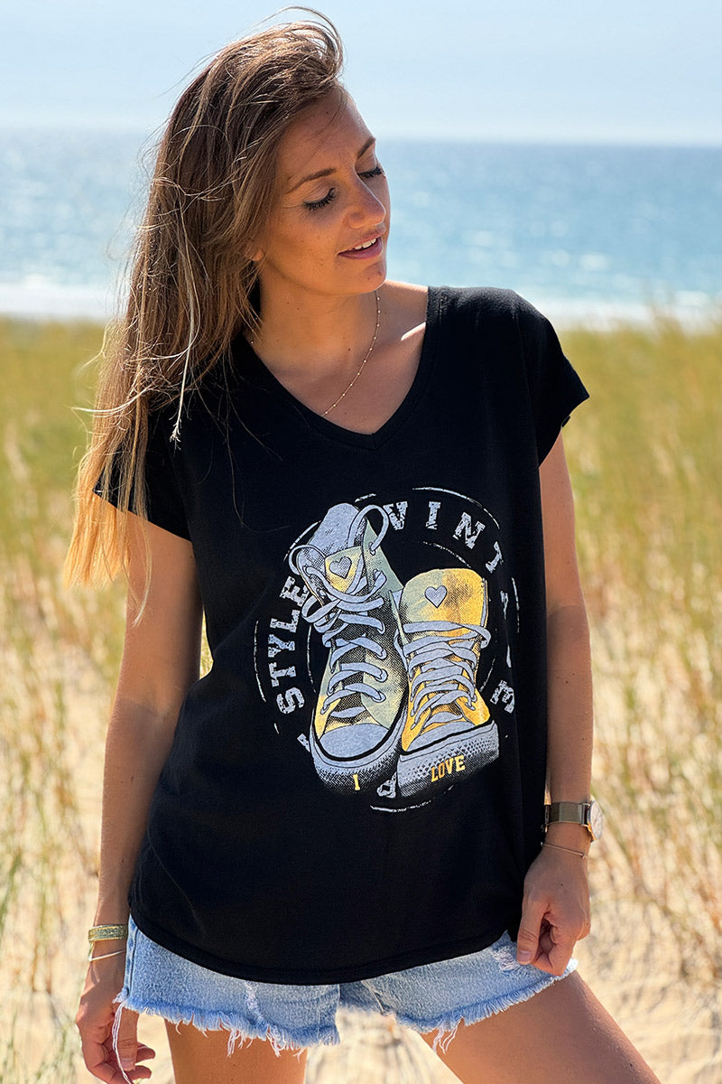 Tshirt noir en coton col v logo baskets dorées vintage
