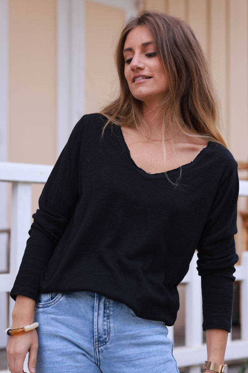 Tshirt noir manches longues en coton col v finition franges