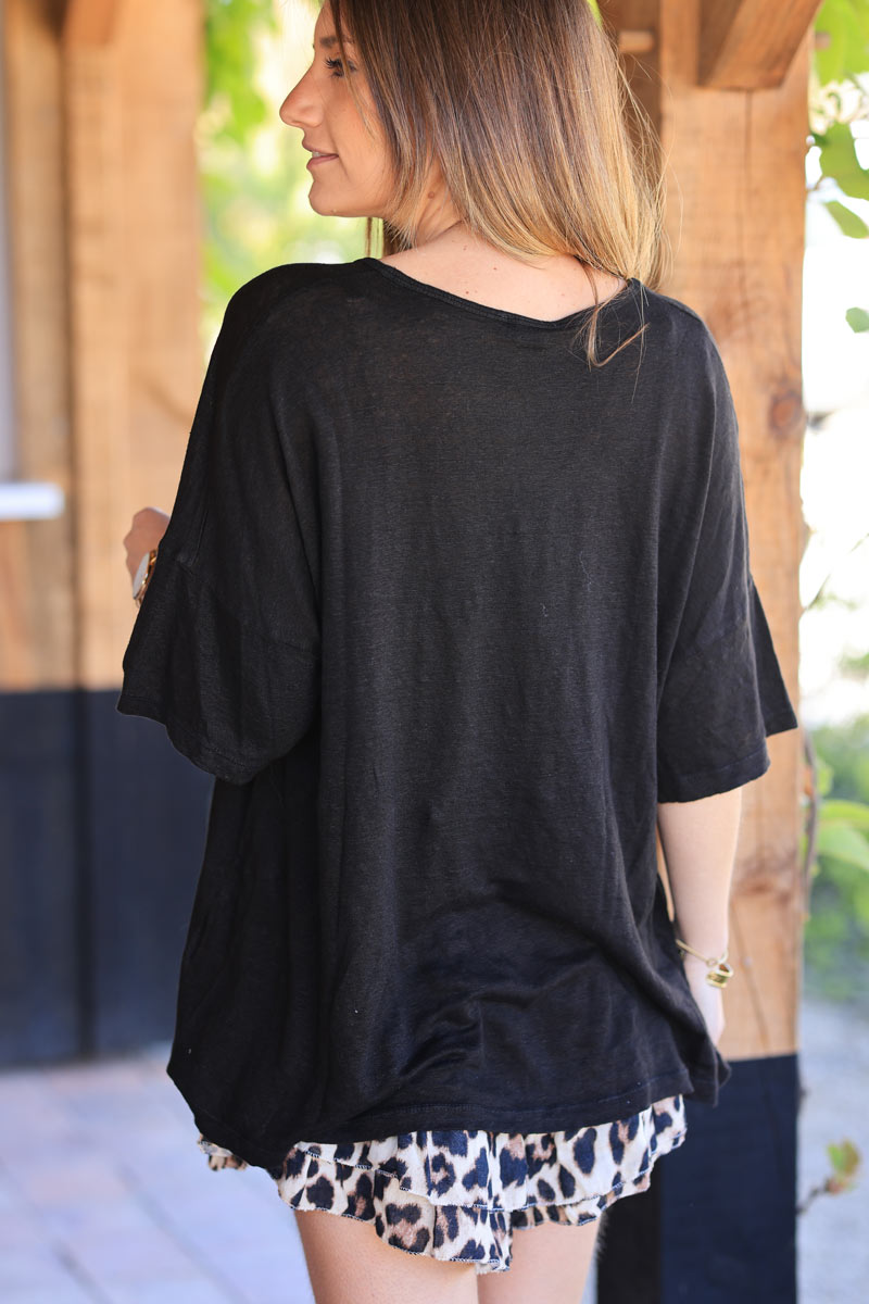 Camiseta negra suave de lino con cuello en pico y mangas holgadas