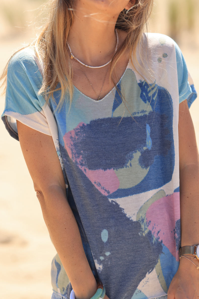 Fine knit t-shirt with blue and fuchsia abstract print