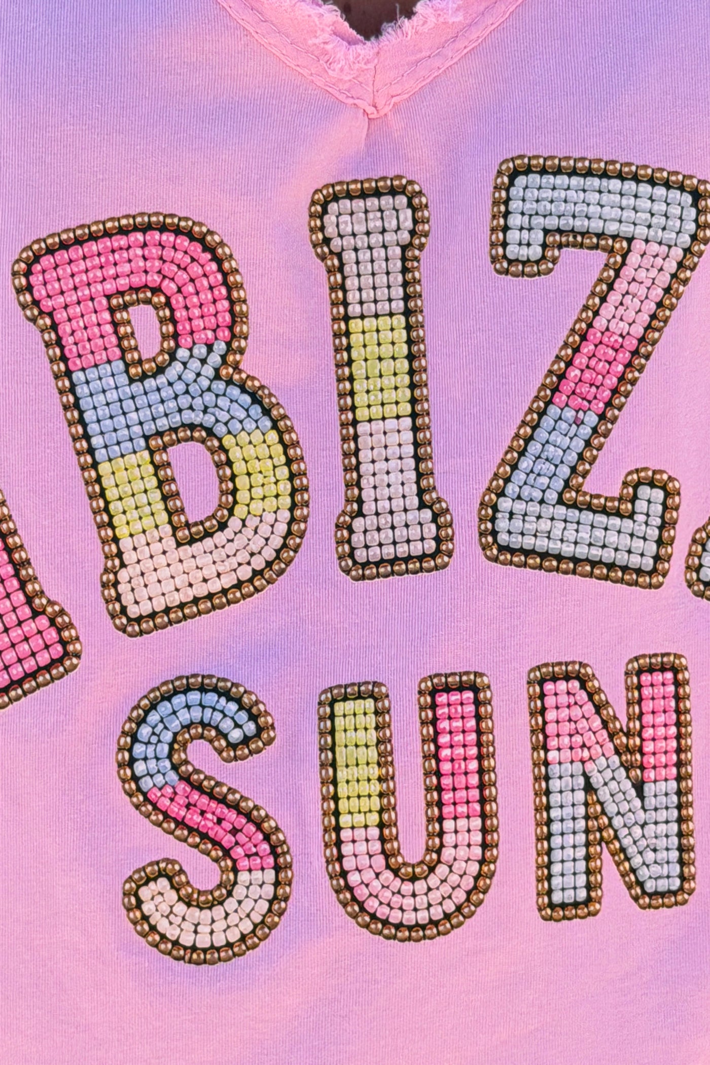 Tshirt rose en coton imprimé Ibiza effet perles colorées col v franges