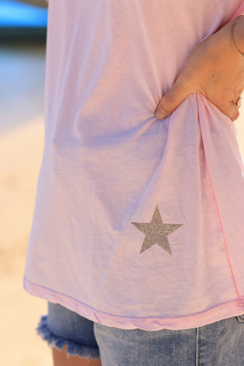Camiseta de algodón rosa pálido desteñido con cuello de pico y estrella dorada brillante en el bajo