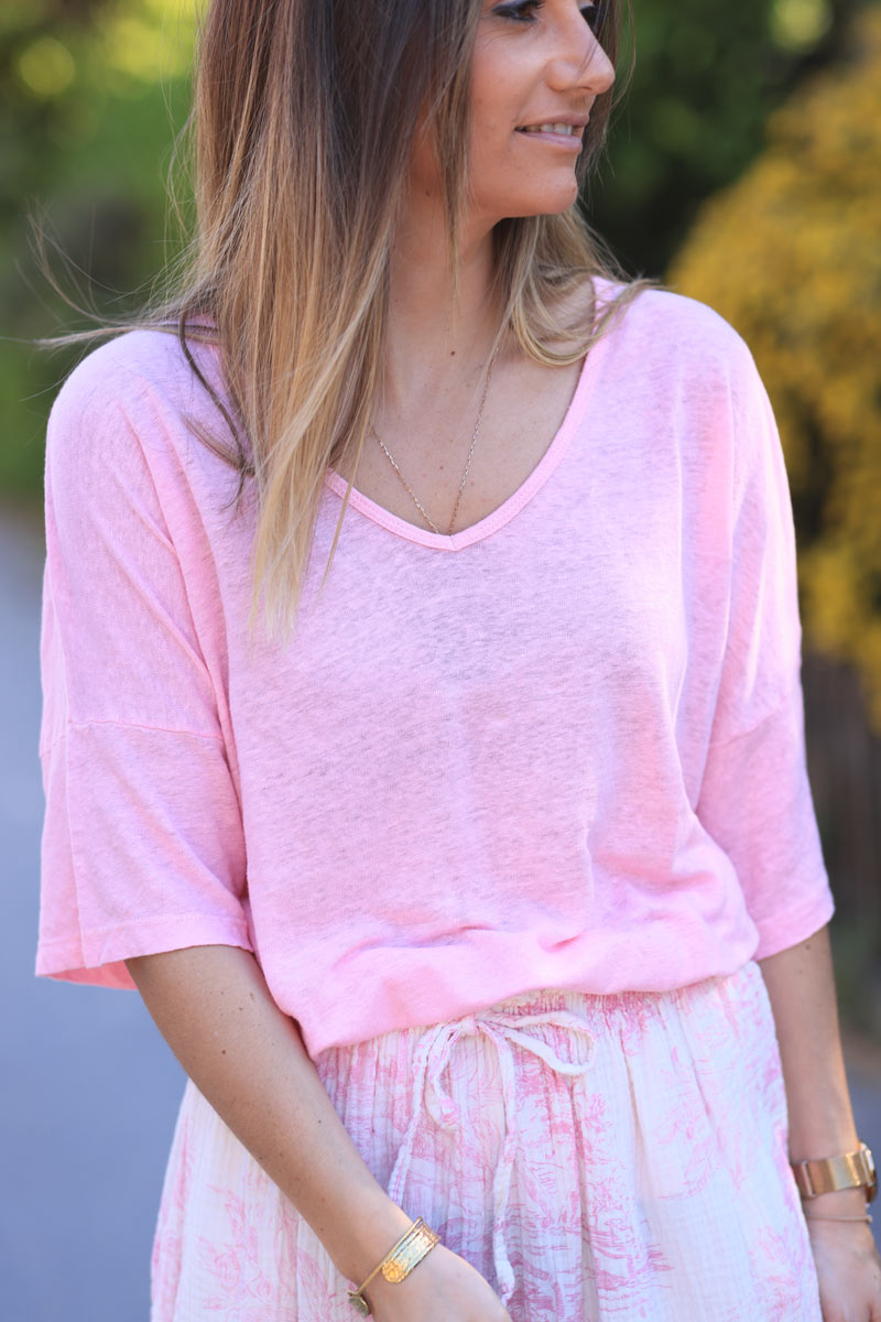 Camiseta de lino rosa suave con cuello en pico y mangas holgadas