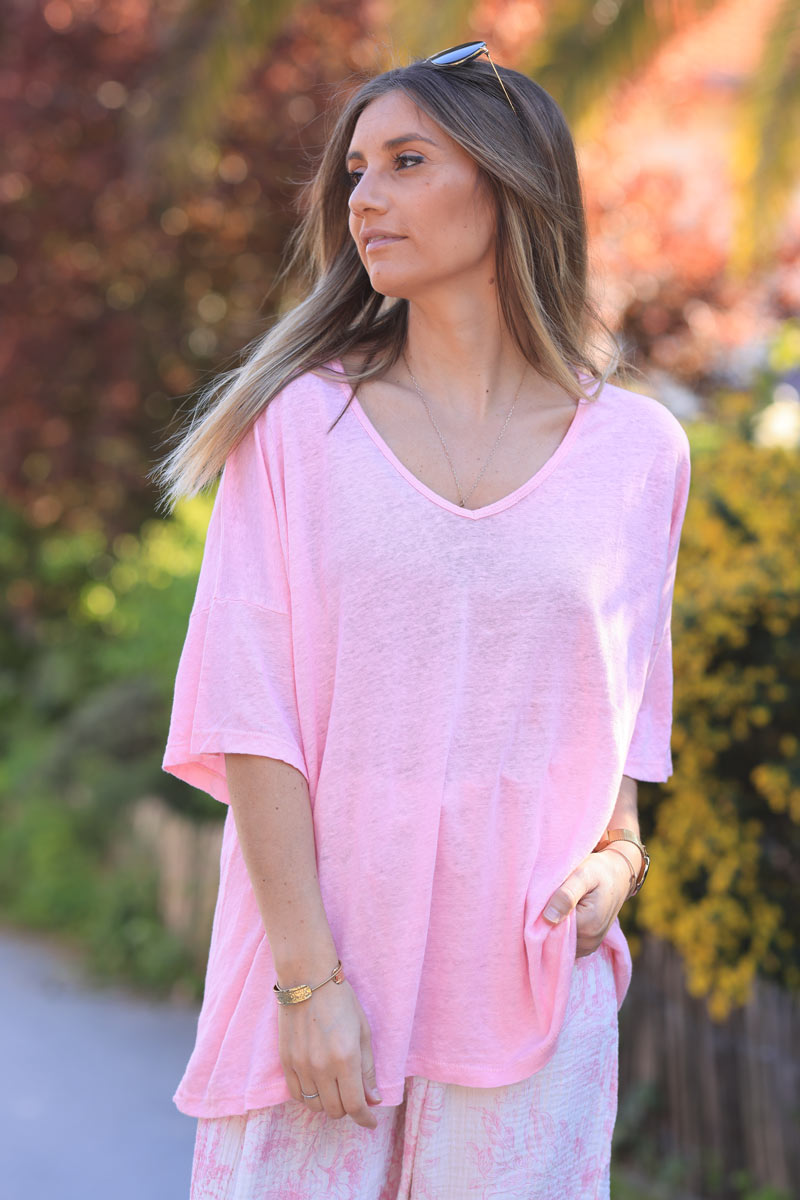 Camiseta de lino rosa suave con cuello en pico y mangas holgadas