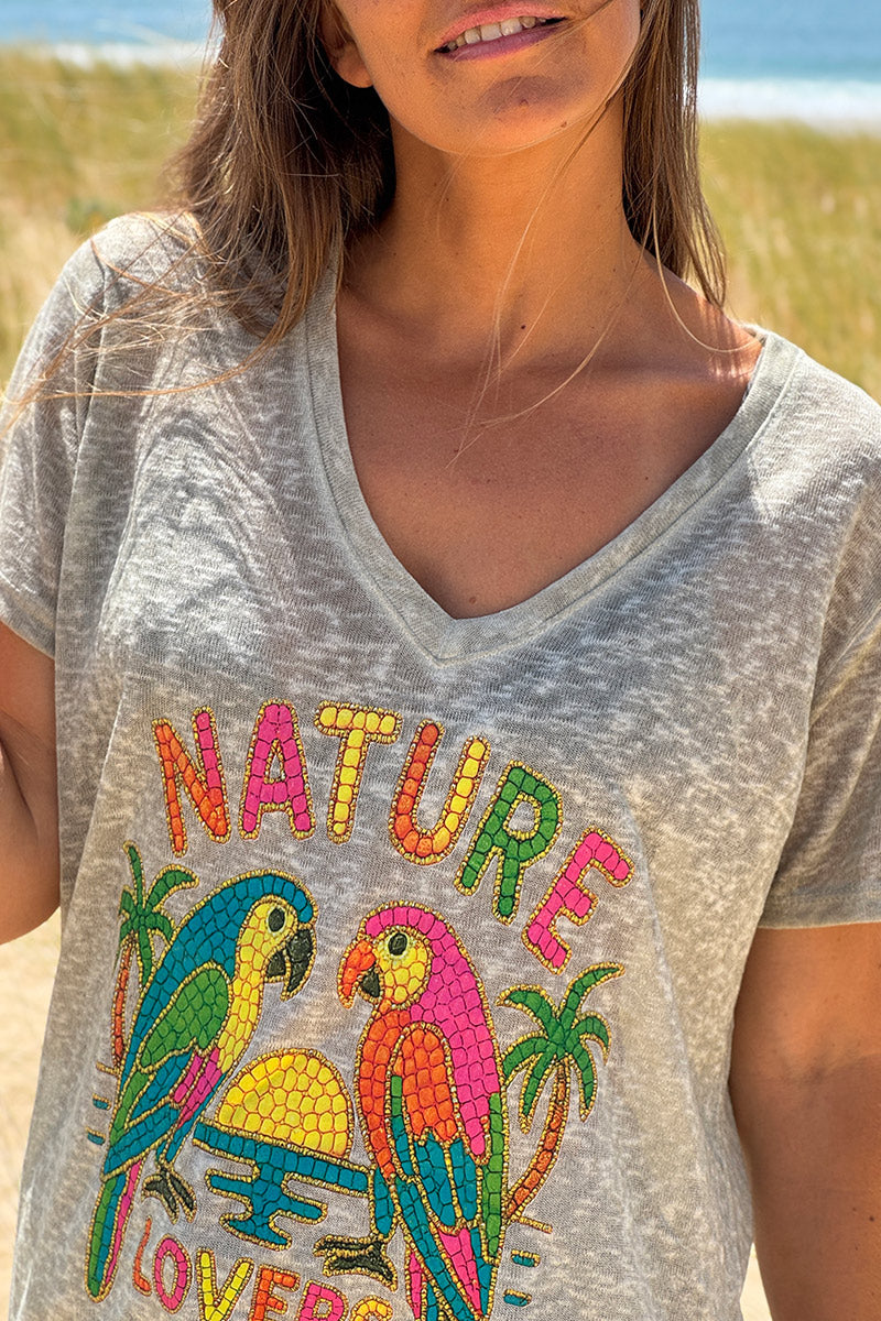 Camiseta jaspeada de color caqui suave con estampado tropical colorido y loros Amantes de la naturaleza