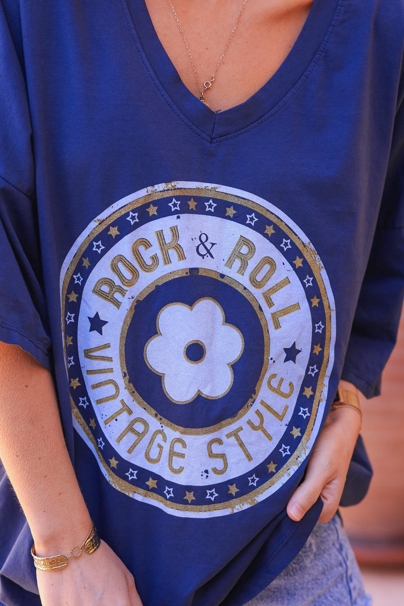 Camiseta elástica y holgada azul marino con cuello en pico, manga ancha, logo rock de flores y lentejuelas