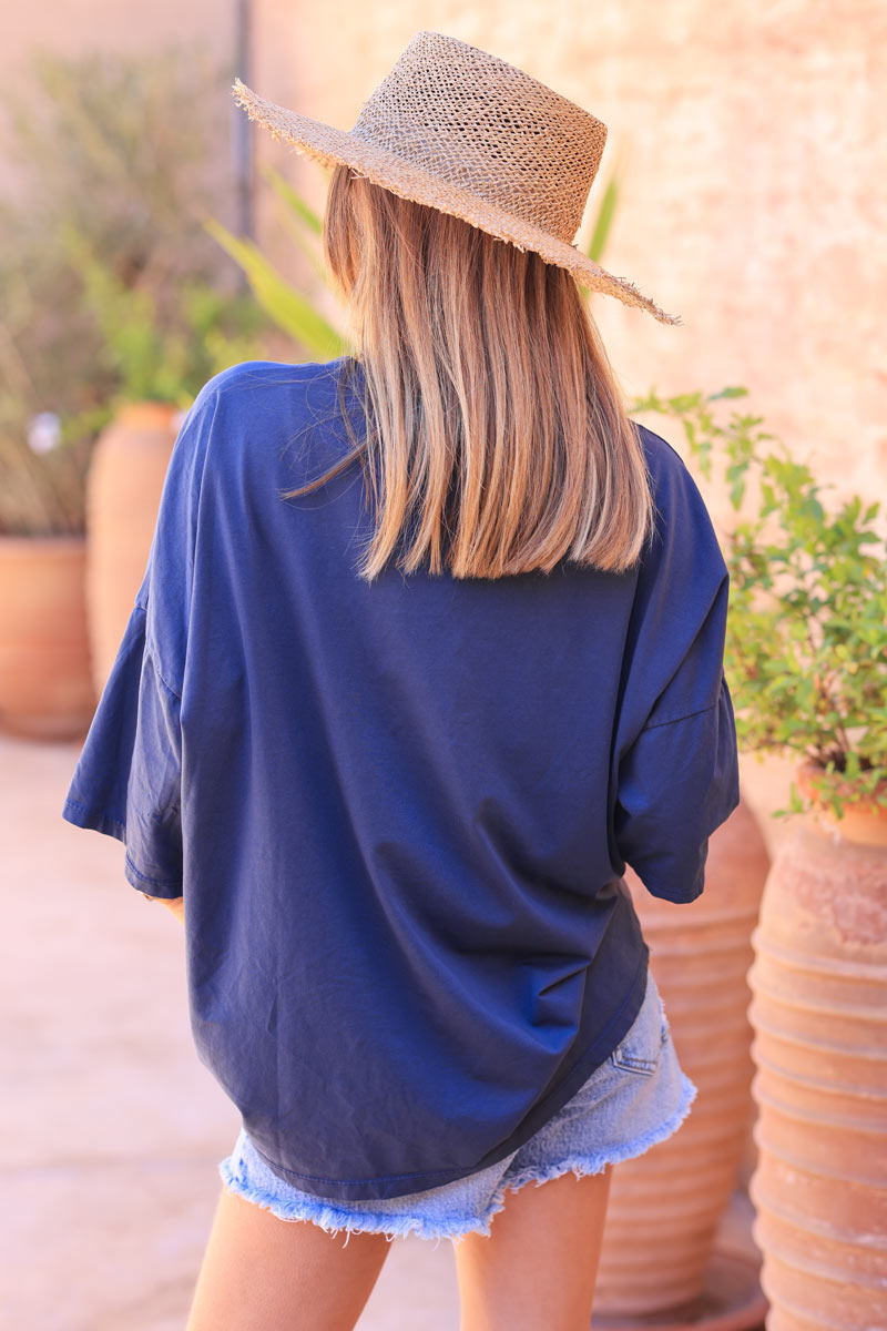 Camiseta elástica y holgada azul marino con cuello en pico, manga ancha, logo rock de flores y lentejuelas