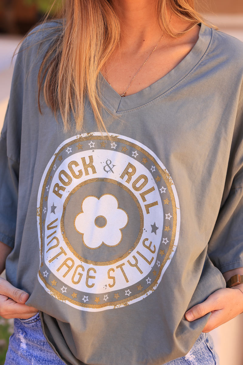 Camiseta caqui elástica y holgada con cuello en pico, manga ancha, logo rock de flores y lentejuelas