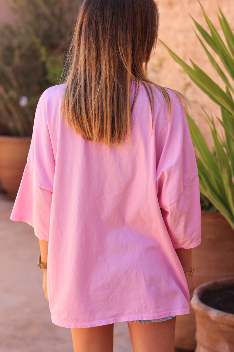 Camiseta rosa elástica y holgada con cuello en pico, manga ancha, logo rock de flores y lentejuelas