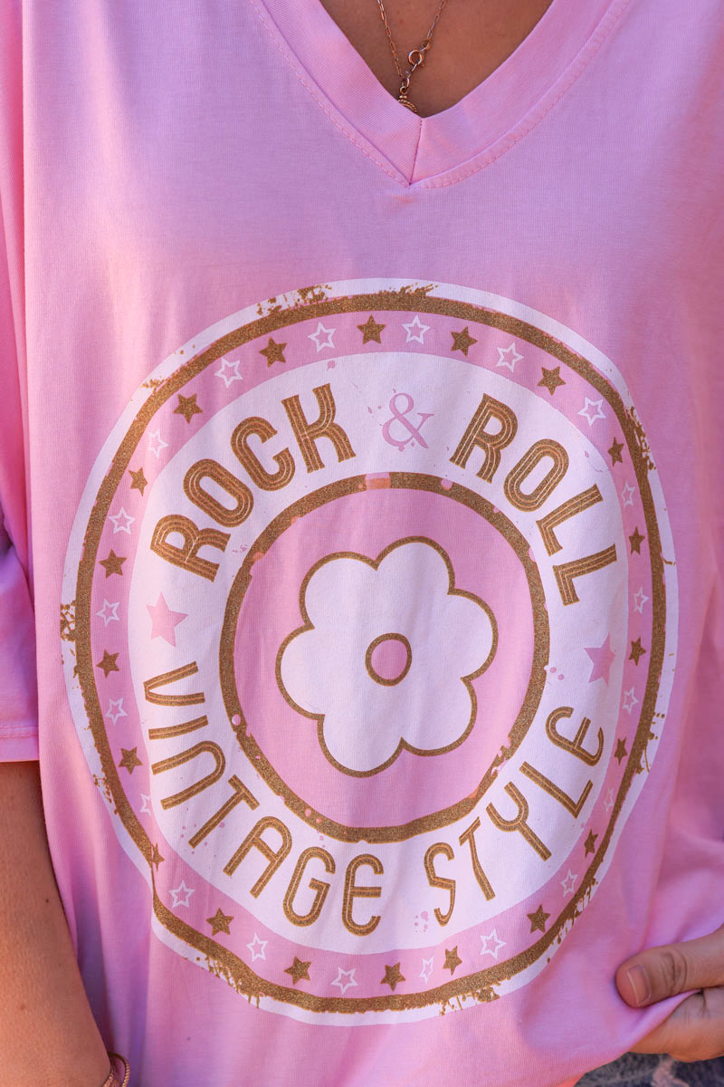 Camiseta rosa elástica y holgada con cuello en pico, manga ancha, logo rock de flores y lentejuelas