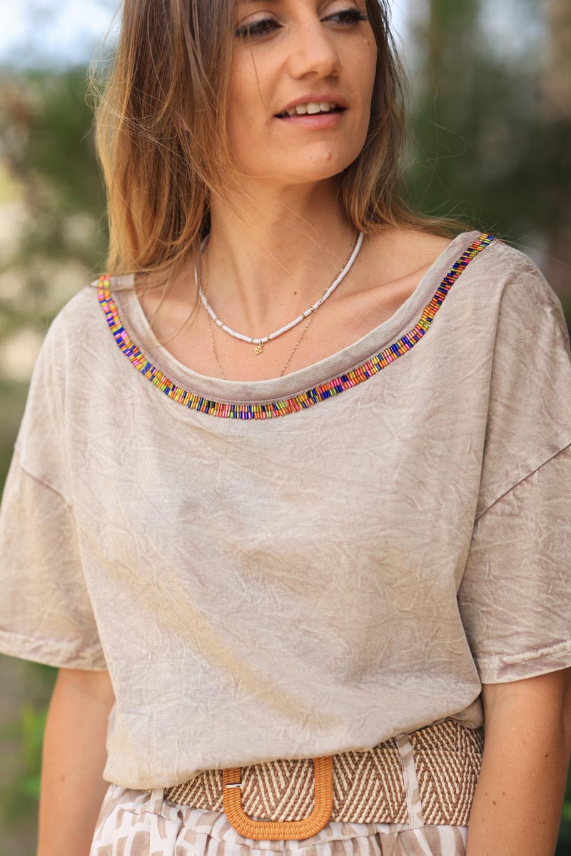 Faded taupe t-shirt with back v-neck and pearl detail