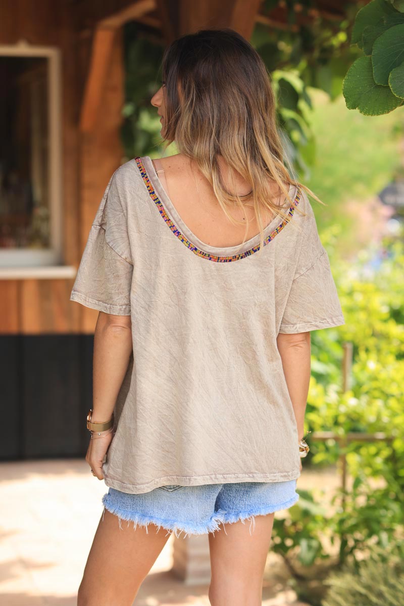 Faded taupe t-shirt with back v-neck and pearl detail