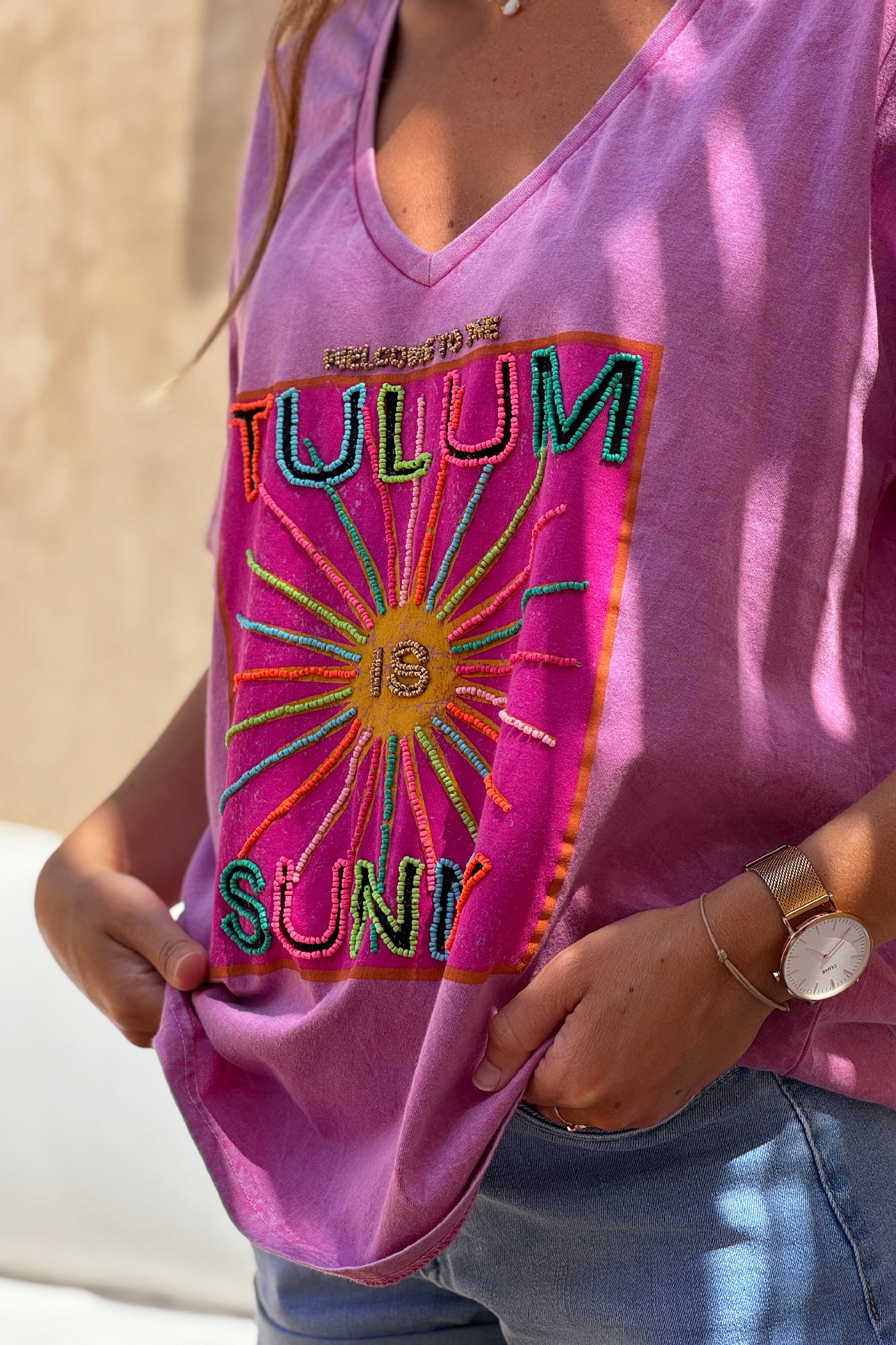 Tshirt violet délave détails Tulum is Sunny en perles colorées col v