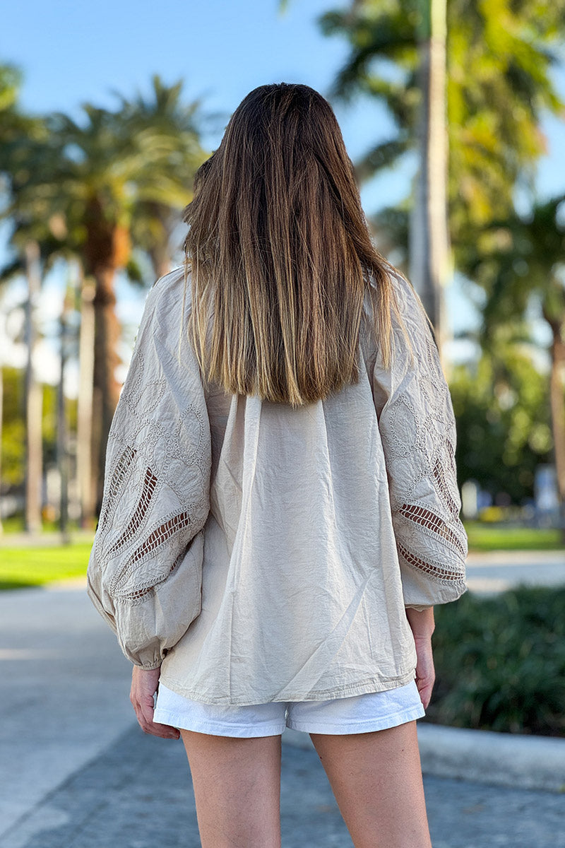 Chemise Tunique beige à boutons manches ajourées motifs en crochet