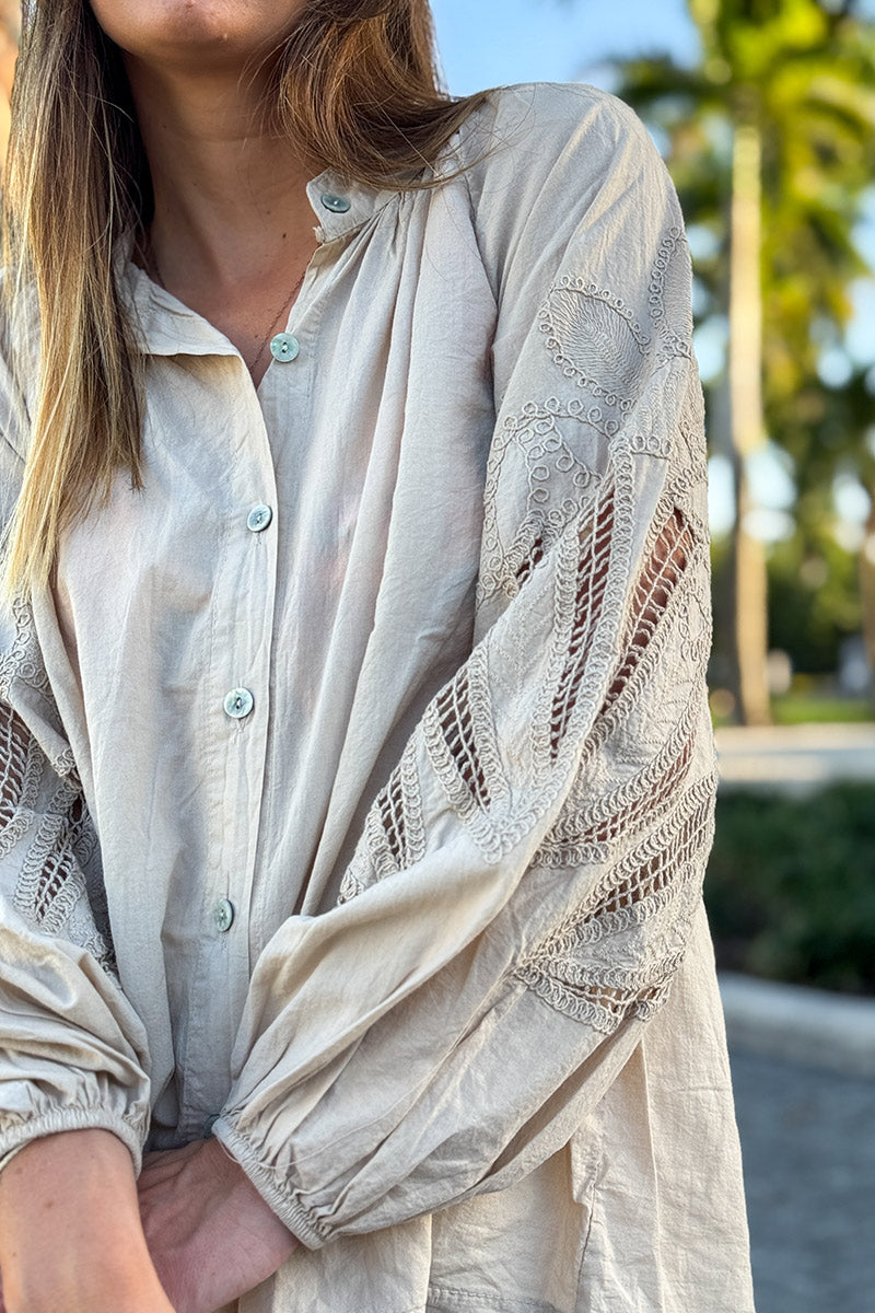 Chemise Tunique beige à boutons manches ajourées motifs en crochet