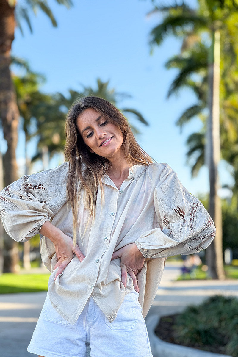 Chemise Tunique beige à boutons manches ajourées motifs en crochet