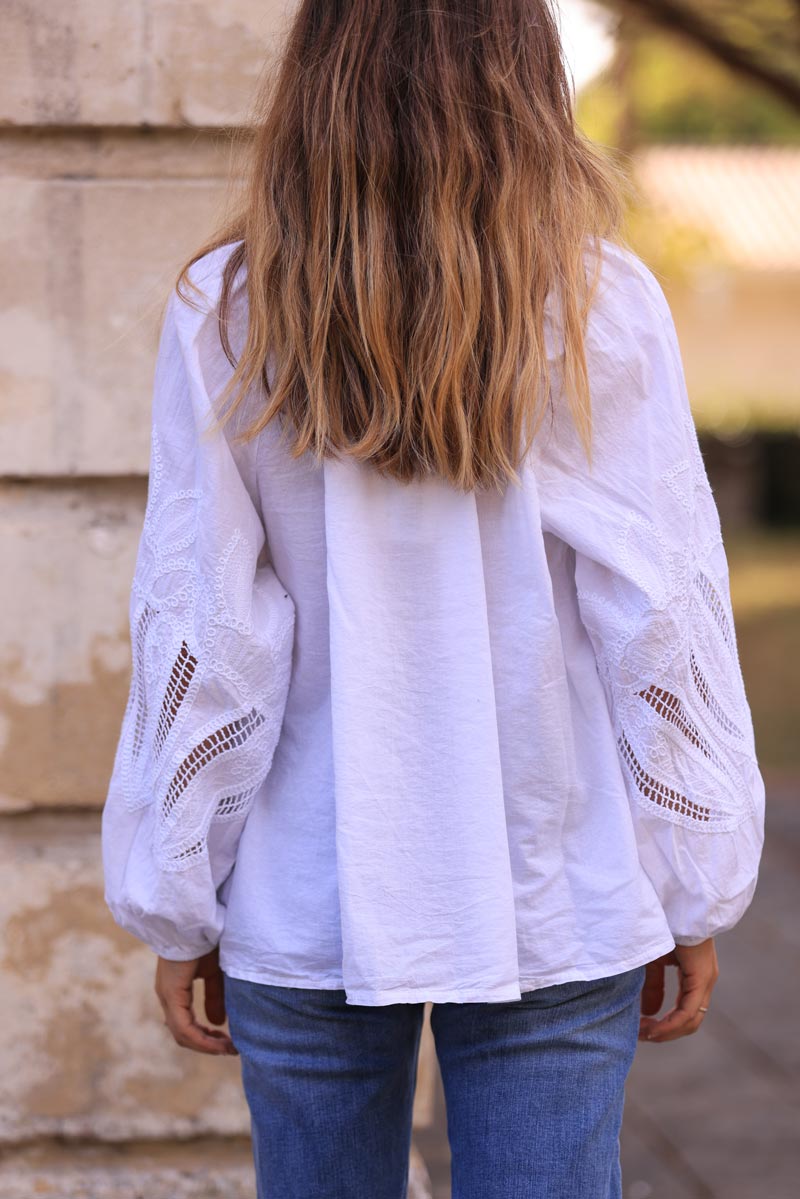 Chemise tunique blanche à boutons manches ajourées motifs en crochet