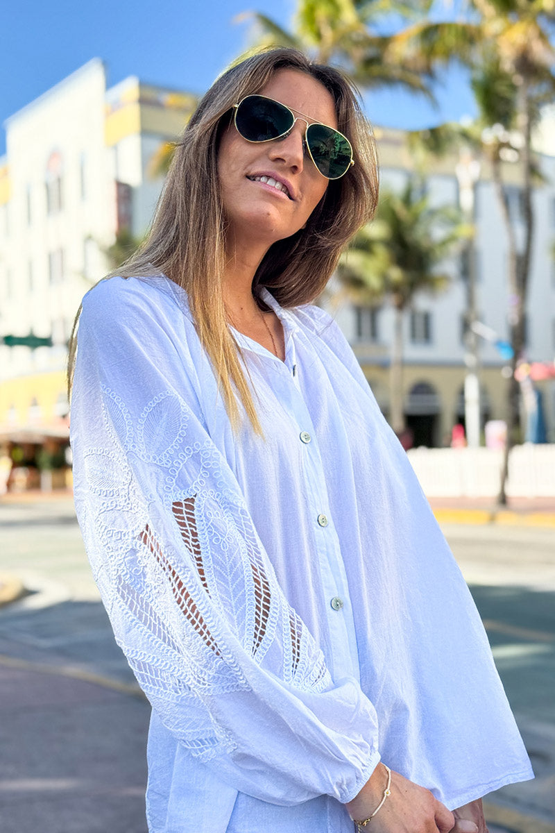 Chemise tunique blanche à boutons manches ajourées motifs en crochet