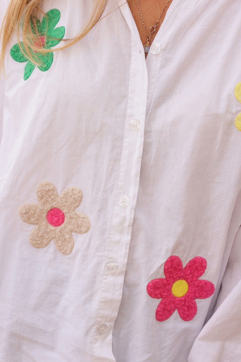 Tunique blanche à boutons patchs fleurs bouclettes multicolores