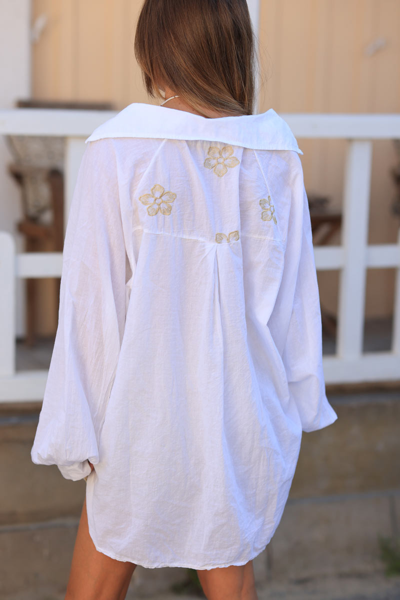 Túnica blanca con cuello camisero de algodón con flores doradas bordadas