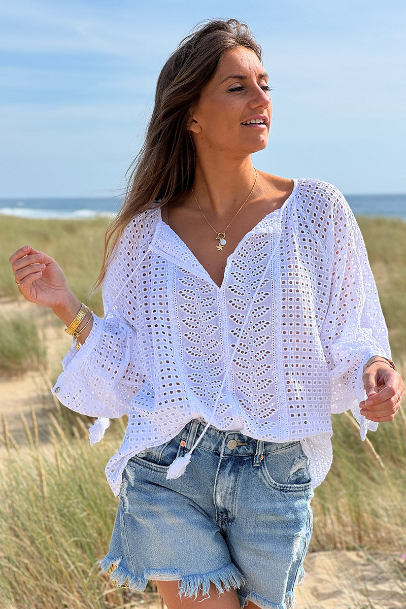 Tunique blanche en broderie anglaise ajourée col v cordons