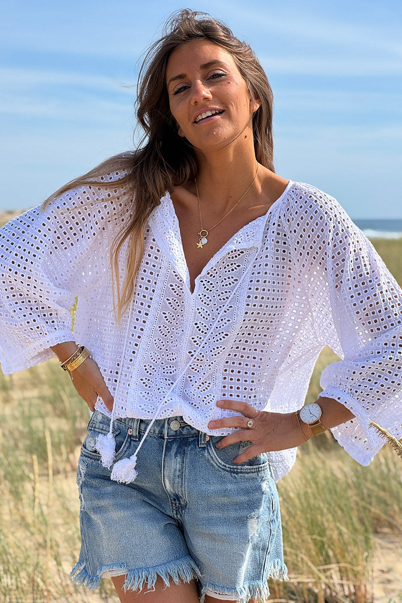 Tunique blanche en broderie anglaise ajourée col v cordons