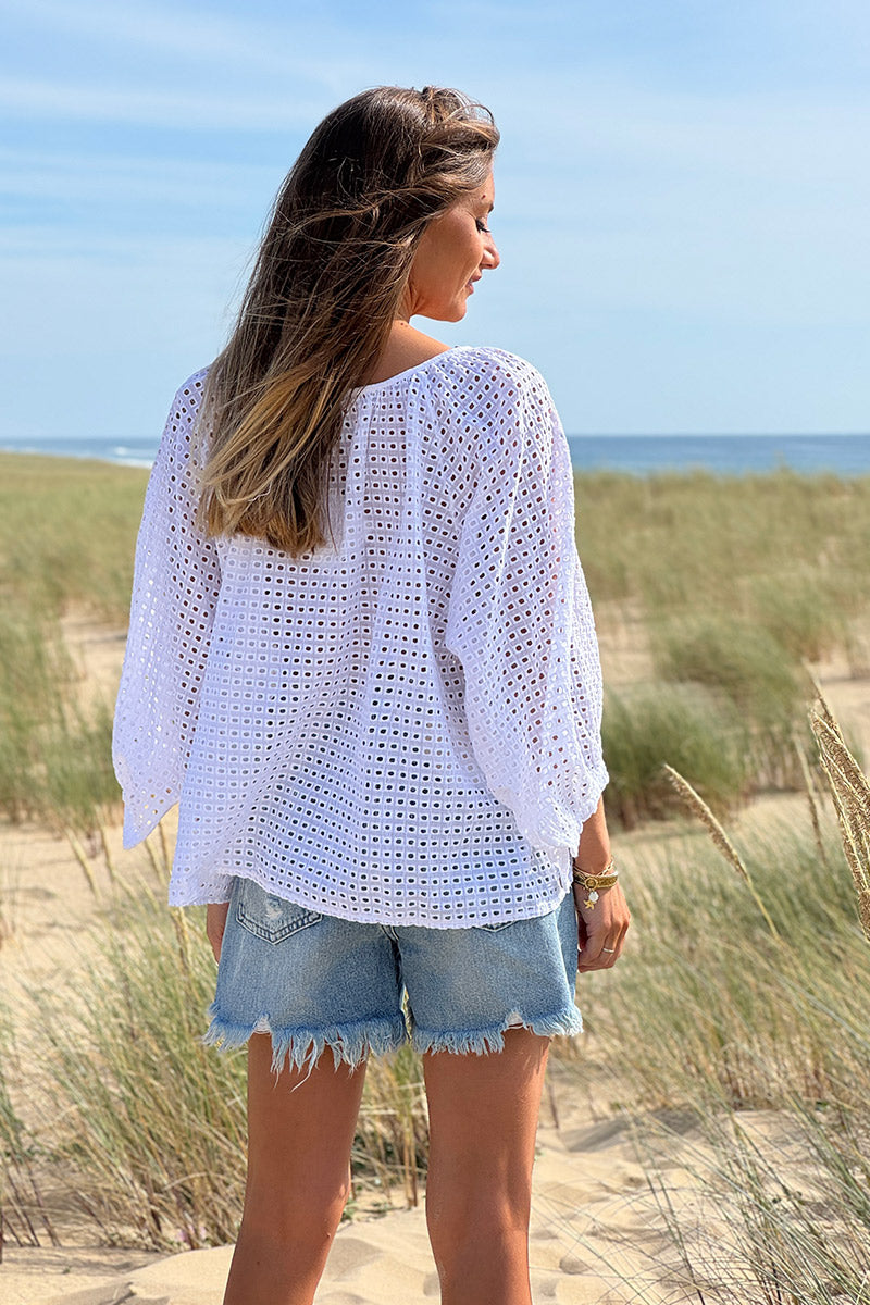 Tunique blanche en broderie anglaise ajourée col v cordons