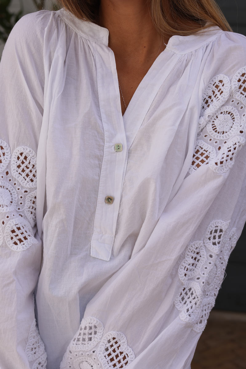 Tunique blanche en coton col boutons broderie fleurs en crochet
